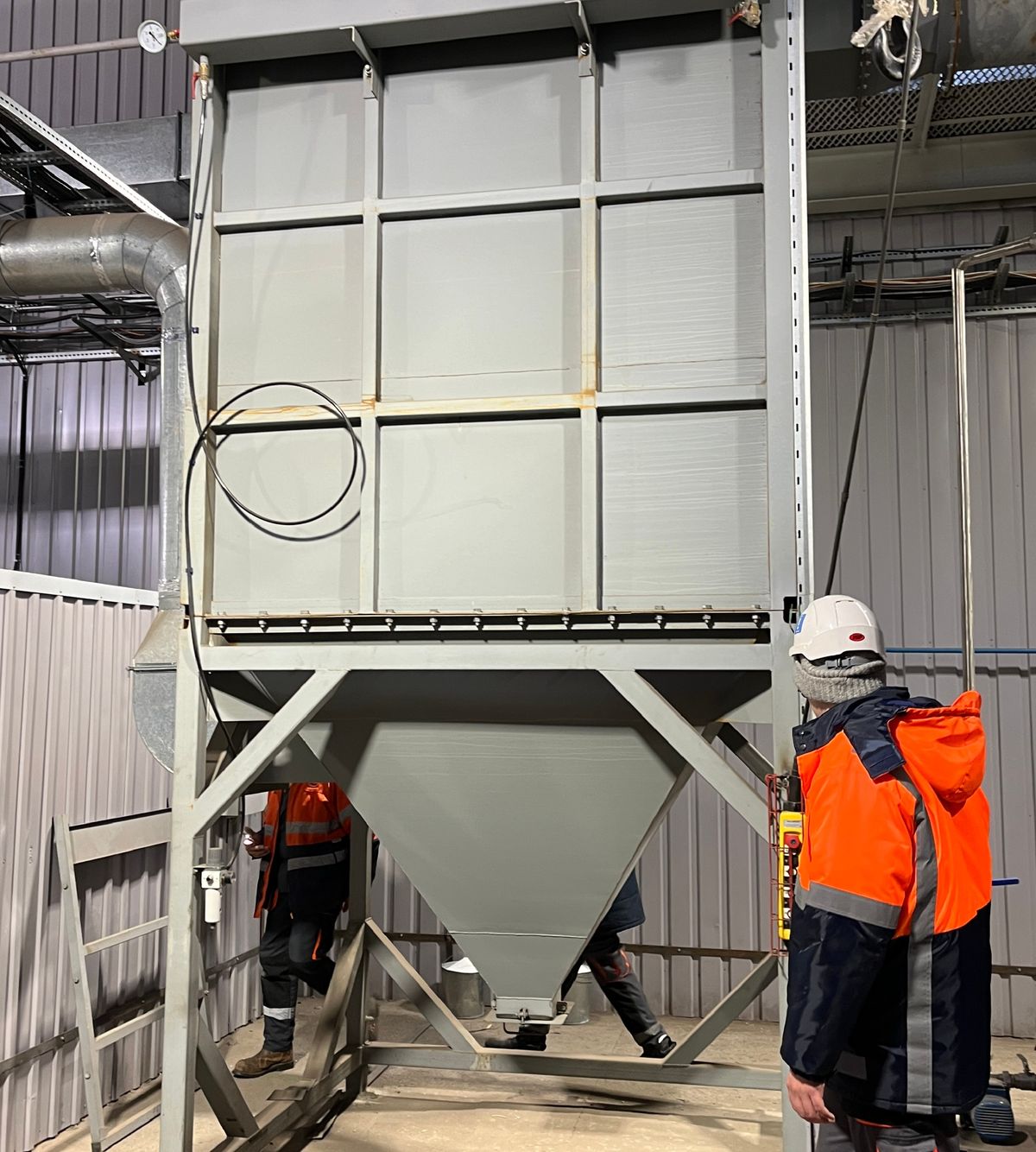 Large fabricated baghouse hopper with conical discharge